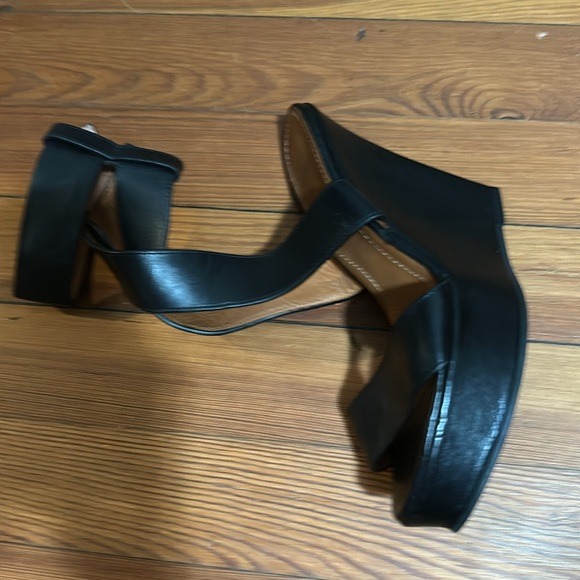 Givenchy - Picture 5 of 7